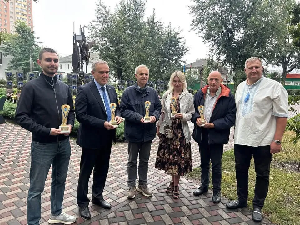 Микита Геращенко, Люк Якобс, Бернар Воскез, Марта Барандій, Жорж Даллемань, Сергій Даніш Світлини з архуву Марти Барандій. Селище Коцюбинське, що на Київщині, і Бельгійське місто Волюве-Сен-П’єр - побратими. За цією дружбою стоїть бажання зміцнювати один одного і розвивати партнерство разом на порталі Gromada Group
