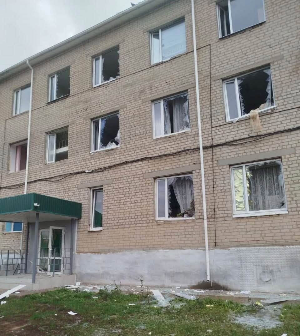 У Великому Бурлуку через удари ворожих дронів по мікроавтобусу поранені двоє людей, пошкоджено дитсадок та лікарню - фото 1