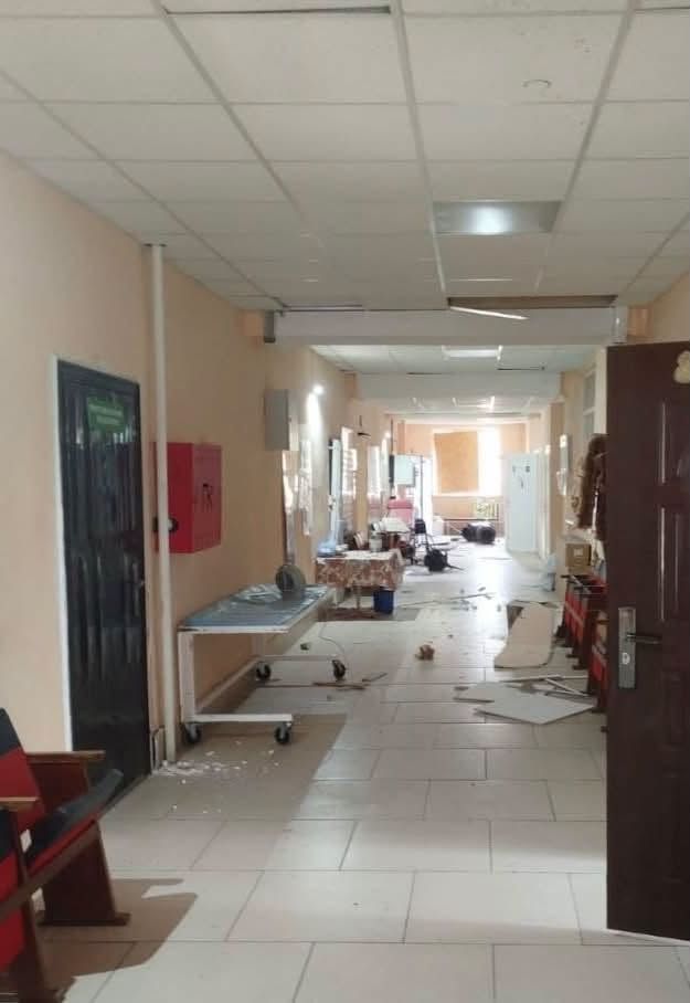 У Великому Бурлуку через удари ворожих дронів по мікроавтобусу поранені двоє людей, пошкоджено дитсадок та лікарню - фото 2