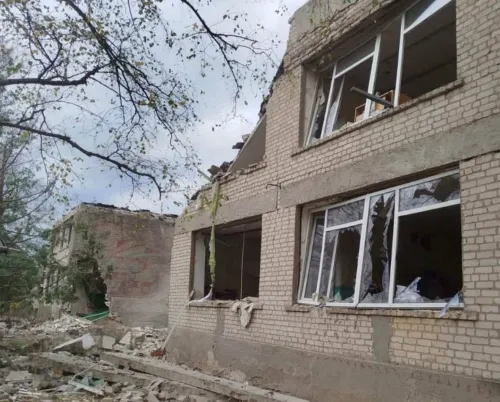 У Великому Бурлуку через удари ворожих дронів по мікроавтобусу поранені двоє людей, пошкоджено дитсадок та лікарню на порталі Gromada Group