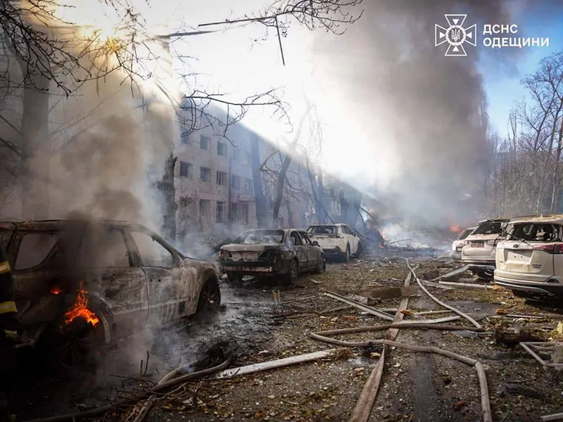Фото ДСНС Одещини По Одесі ворог вдарив балістикою: серед загиблих – медики, поліцейські, звичайні цивільні люди на порталі Gromada Group