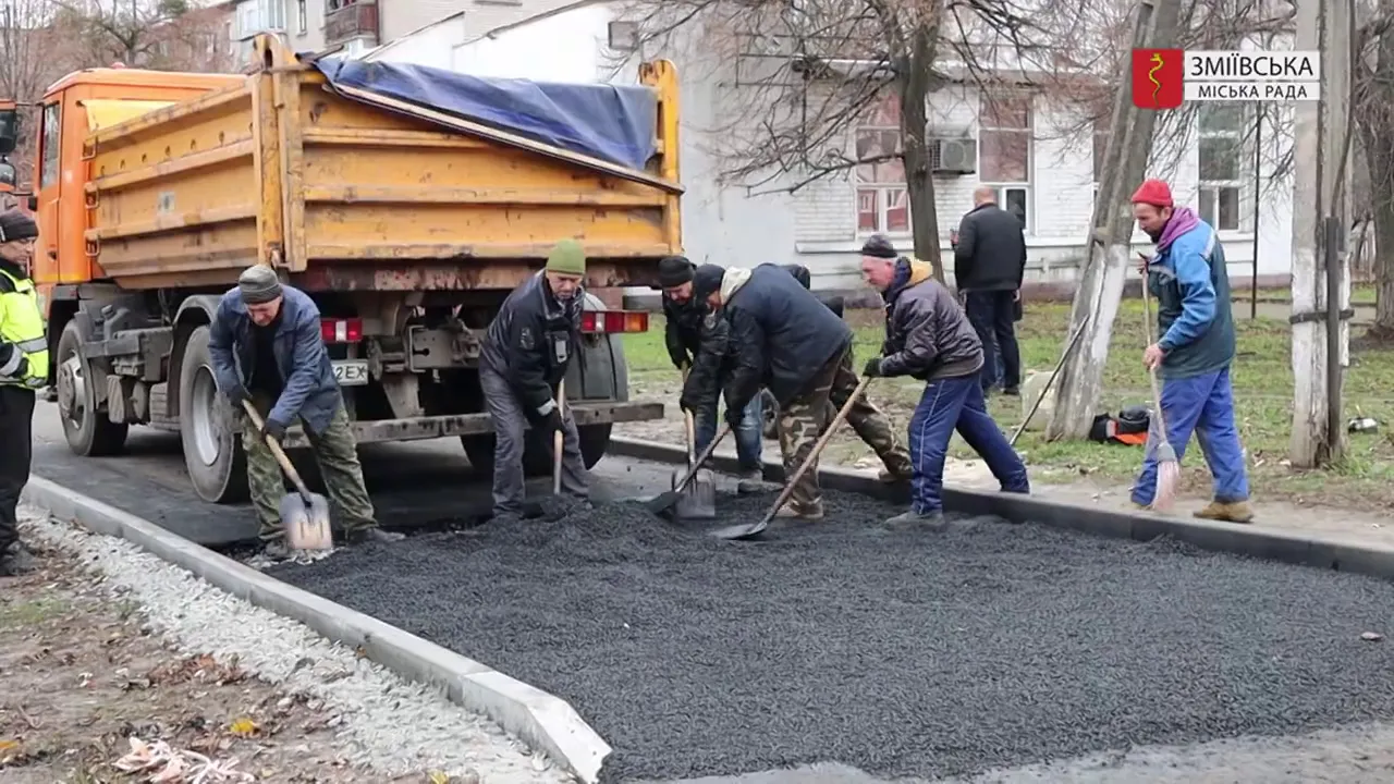 Фото: скріншот По Соколівському шосе в Змієві завершуються роботи з облаштування прибудинкових територій на порталі Gromada Group