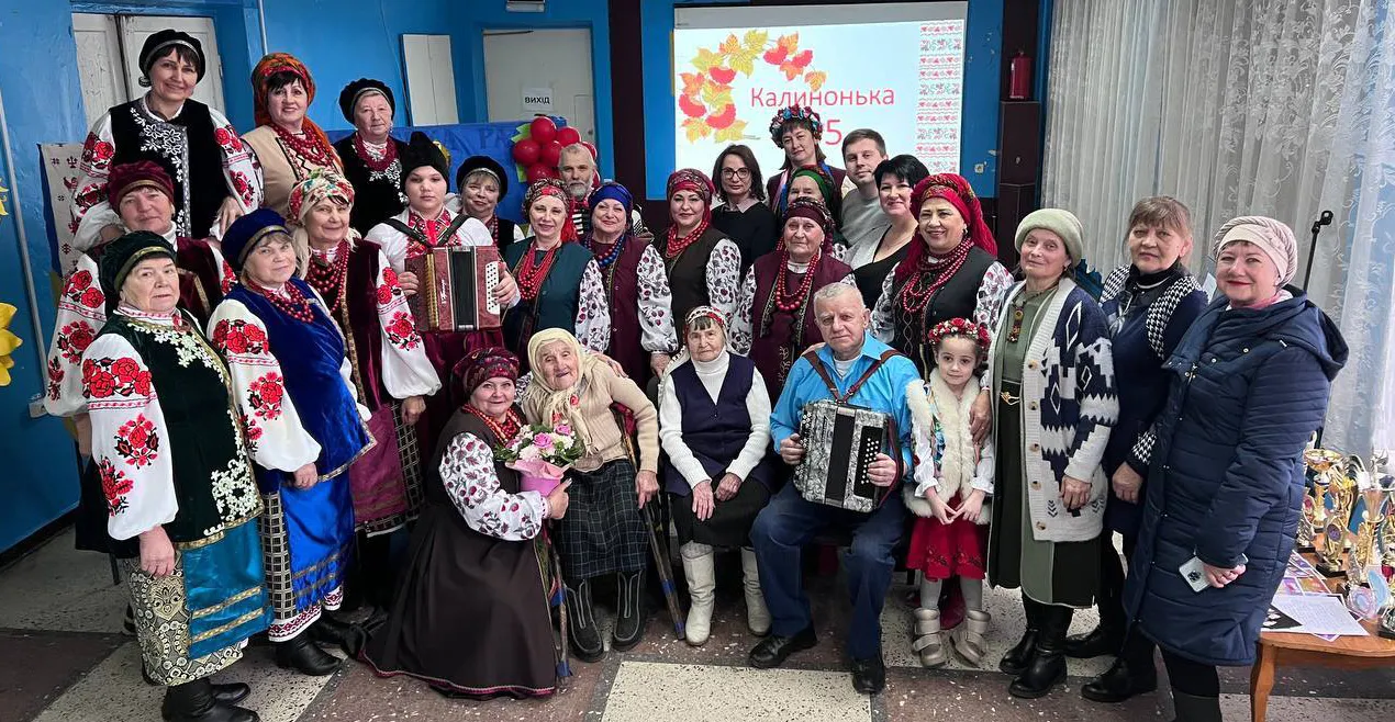 Фото: фейсбук / Слобожанська селищна рада і Лиманський БК Лиманська «Калинонька» приймала вітання з ювілеєм (фото) на порталі Gromada Group