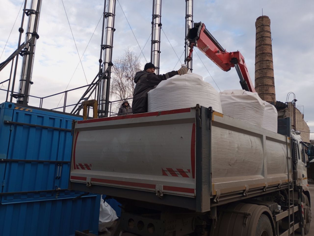 Комунальники Ізюма розповіли, що опалюють приміщення ізюмців відходами на порталі Gromada Group