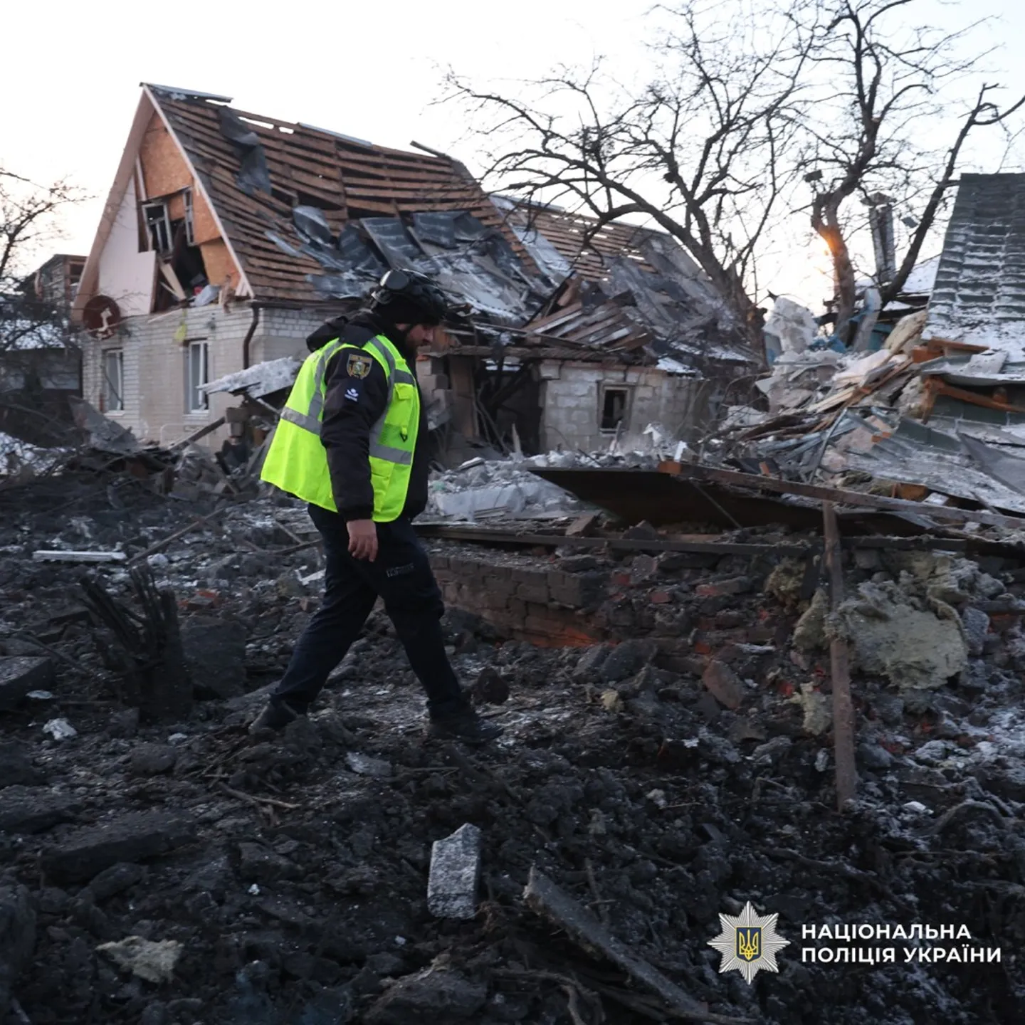 Фото: Національна поліція Україна Наслідки російського авіаудару по Слобідському району Харкова: 9 постраждалих і 1 загибла на порталі Gromada Group