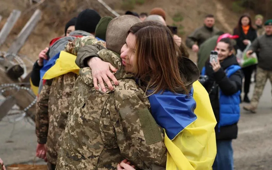 Фото: Україна провела черговий обмін полоненими з РФ 19 березня (t.me/V_Zelenskiy_official) Обмін полоненими 19 березня: майже дві сотні українських захисників повернулись додому на порталі Gromada Group