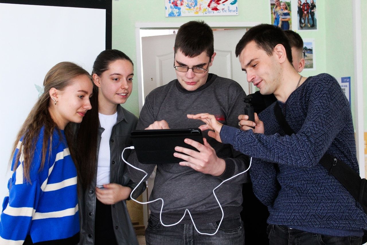 Фото: Краснокутський молодіжний центр «КутОк» Краснокутська молодь зробила свій перший крок у світ медіапродакшену (ФОТО) на порталі Gromada Group