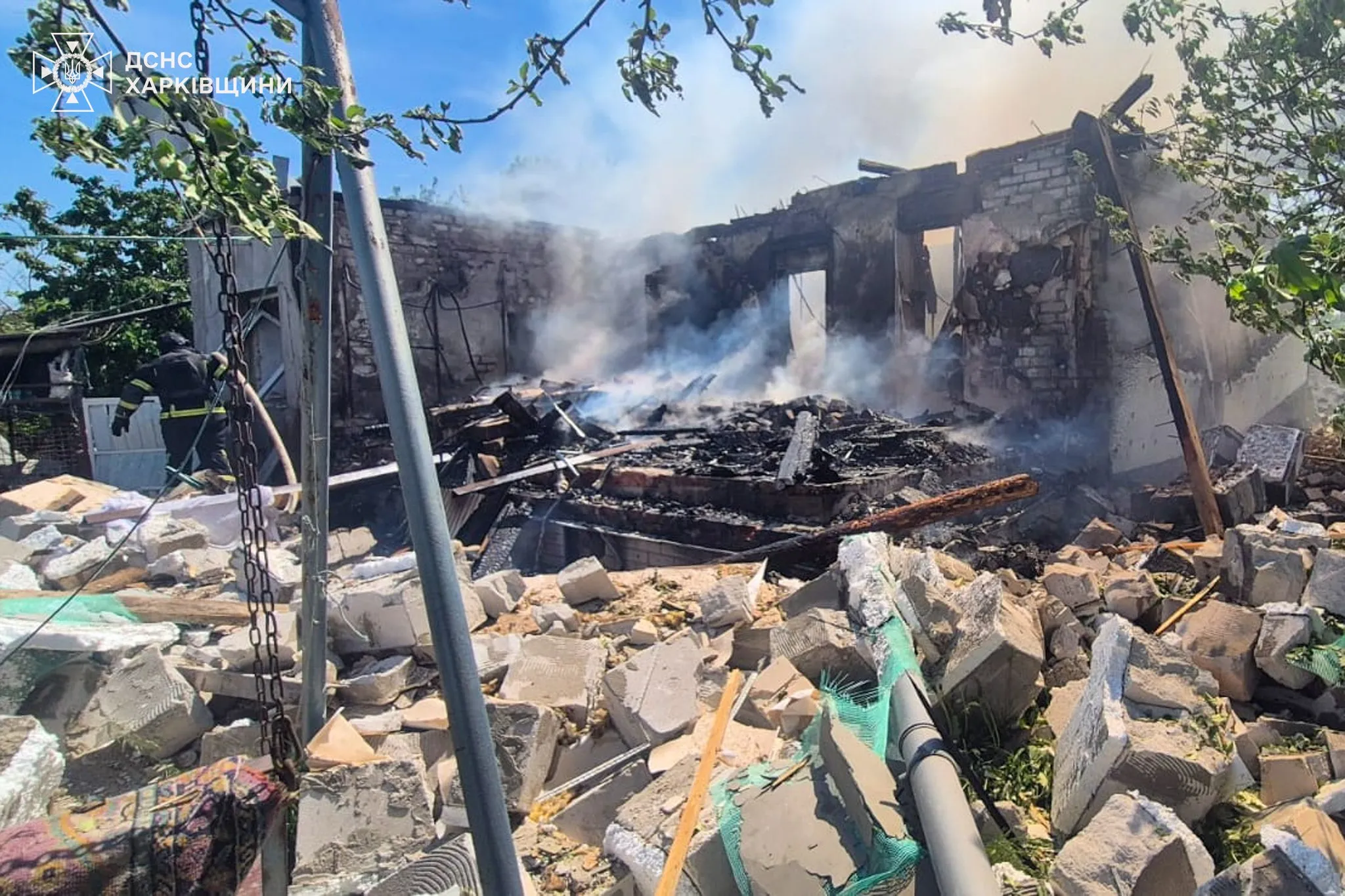 Ворог не припиняє удари по Шевченковому: опівдні 19 травня загинула 75-річна жінка на порталі Gromada Group