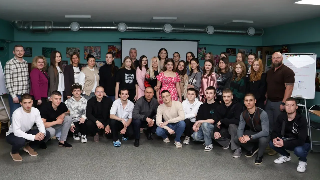 Установчі збори Молодіжної ради при Дергачівській міській раді відбулися нещодавно в одному з безпечних просторів громади. До складу Молодіжної ради увійшли 26 осіб, готових працювати над розвитком громади, реалізовувати проєкти, створювати нові можливості тощо.