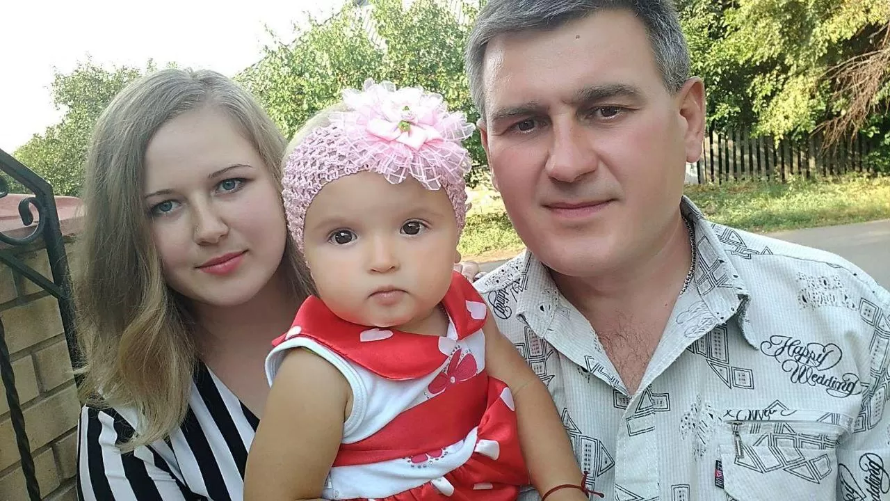Анатолій Скрипнік із доньками День батька — щорічне свято на честь татусів, що відзначається в більшості соціально розвинутих країн.В Україні офіційно затвердили День батька минулого року - тепер його відзначатимуть у третю неділю червня.