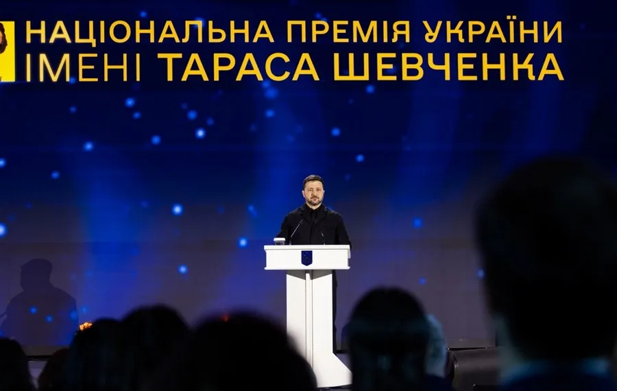 Президент і перша леді взяли участь у врученні 65-ї Національної премії України імені Тараса Шевченка Цьогоріч Шевченківська премія розширилася, а кількість номінацій уперше за весь час її існування зросла до 13. Додалися «Творче кураторство культурно‑мистецьких проєктів», «Фотомистецтво» та «Дизайн», замість номінації «Література» з’явилися «Проза» та «Поезія», а музичний напрям розширила номінація «Концертно‑виконавське мистецтво». Відповідний указ Президент України підписав у липні 2025 року, а сьогодні перші лауреати отримали премії в цих номінаціях.