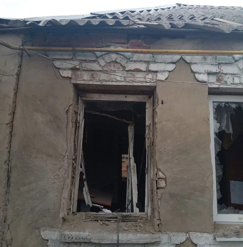 Минула ніч на Дергачівщині знову пройшла під ворожими ударами — окупанти комбіновано застосували ударні безпілотники та керовані авіабомби. Начальник Дергачівської МВА Вячеслав Задоренко розповів про руйнування у житловому секторі Слатиного та Дергачів, зазначивши, що цей обстріл став продовженням серії щоденних атак, які фіксувалися також 17 та 18 червня.