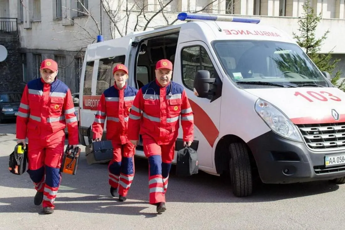 103 на зв’язку: правила виклику «швидкої» на Валківщині Кожна секунда на рахунку, коли мова йде про здоров’я близьких. Проте чи знаємо ми точно, у яких ситуаціях валківські медики «швидкої» зобов'язані примчати за лічені хвилини, а коли варто зачекати чи звернутися до сімейного лікаря?