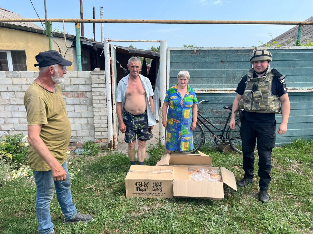 Мешканцям Слобожанського та Липців передали хліб та корм для тварин на порталі Gromada Group