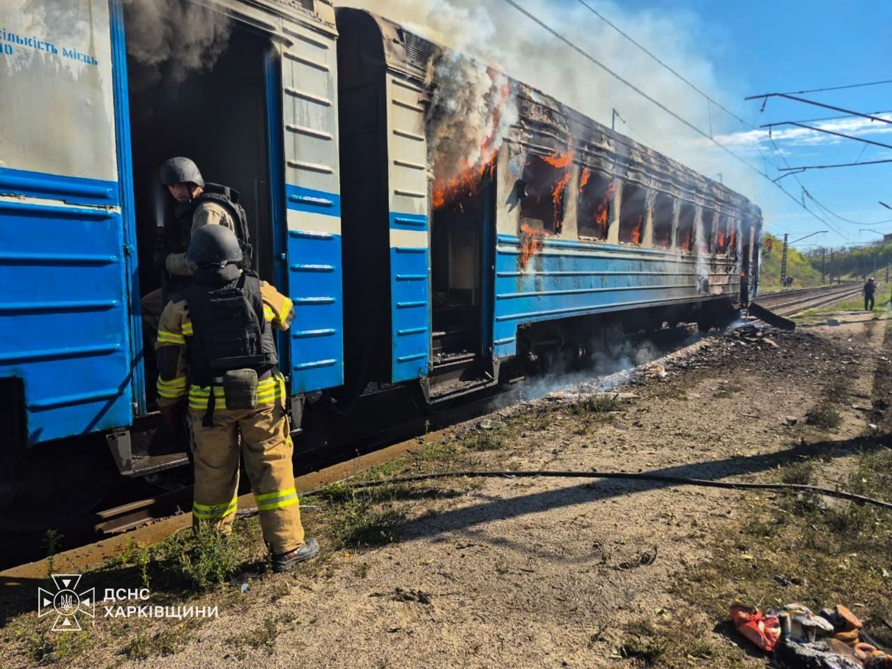 На території Нововодолазької громади російський реактивний дрон атакував приміський електропоїзд: є загиблий та поранені - фото 6