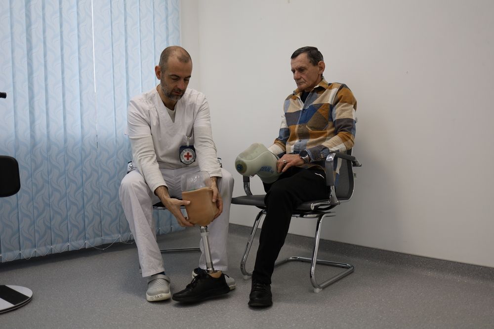 «Треба вчитися, треба ходити»: після атаки дрона херсонець у Харкові робить перші кроки (ВІДЕО) - фото 1