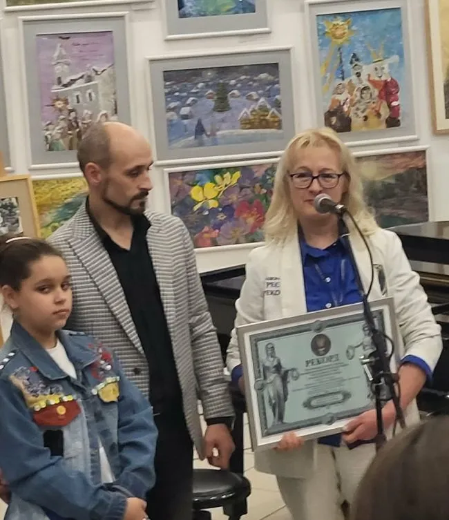 Лана Вєтрова оголошує про офіційне включення мистецького проєкту «Буковинський розмай» до Книги рекордів України. Фото авторки "Буковинський розмай" вписали до Книги рекордів України. Нагородження переможців виставки-конкурсу (ФОТО, ВІДЕО) на порталі Gromada Group