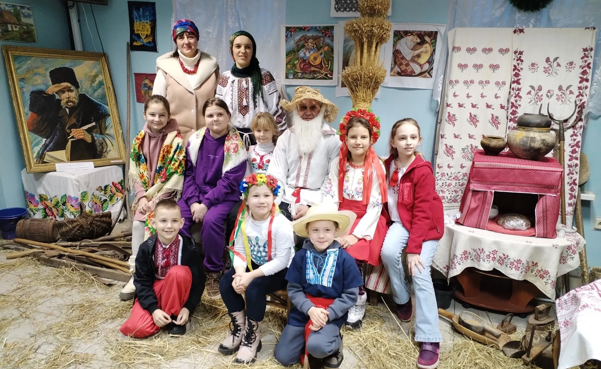 Фото Валківського краєзнавчого музею Кожен з нас, описуючи українську культуру, згадує багатство звичаїв і обрядів, які передаються із покоління в покоління. Ці традиції світлі й радісні, мудрі й глибокі. Вони не лише зберігають історію, а й формують нашу національну ідентичність. Особливо чарівними є звичаї зимового циклу, які пробуджують у серцях людей почуття єднання та тепла. Під час зустрічі з працівниками Валківського краєзнавчого музею діти не просто згадували давні традиції, а й «оживляли» їх за рахунок театралізованого дійства.