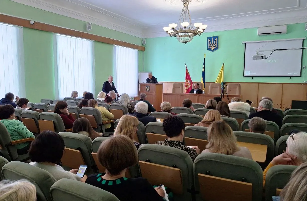 Фото Валківської міської ради В умовах реформування системи освіти та змін у територіальних громадах, ефективна комунікація між керівництвом та освітянами набуває особливої важливості. Саме з такою метою Валківський міський голова Валерій Скрипніченко провів зустріч з представниками освітньої сфери громади. Під час заходу обговорювалися актуальні питання, що турбують педагогів та керівників навчальних закладів.