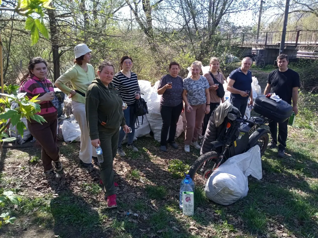Джерело: Височанська селищна рада У громаді пройшов суботник на озері Зелений Гай для захисту лебедів на порталі Gromada Group