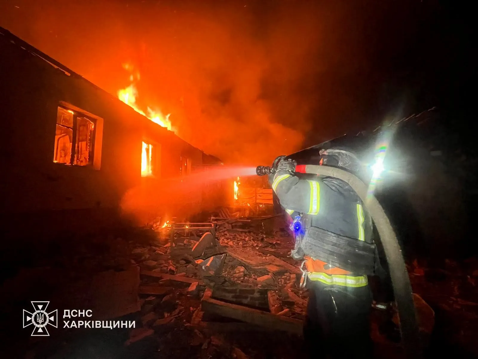 Фото: ДСНС Харківщини Ворог атакував житловий сектор у Великому Бурлуці: троє осіб зазнали поранень на порталі Gromada Group