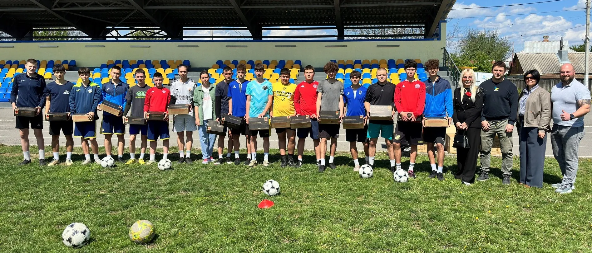 За сприяння благодійного фонду Myrnenebo футбольна секція спортивно-оздоровчого комплексу "Зевс" отримала 40 пар спортивного взуття.