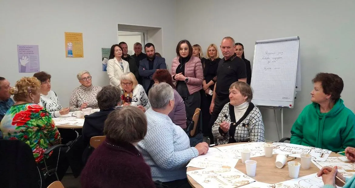 Фото пресцентру ХОВА Міністерка соціальної політики України Оксана Жолнович здійснила робочий візит до Харківщини, зокрема побувала у Валківській громаді. За дорученням начальника Харківської обласної військової адміністрації Олега Синєгубова до нашої громади також завітала його заступниця Віта Ковальська.