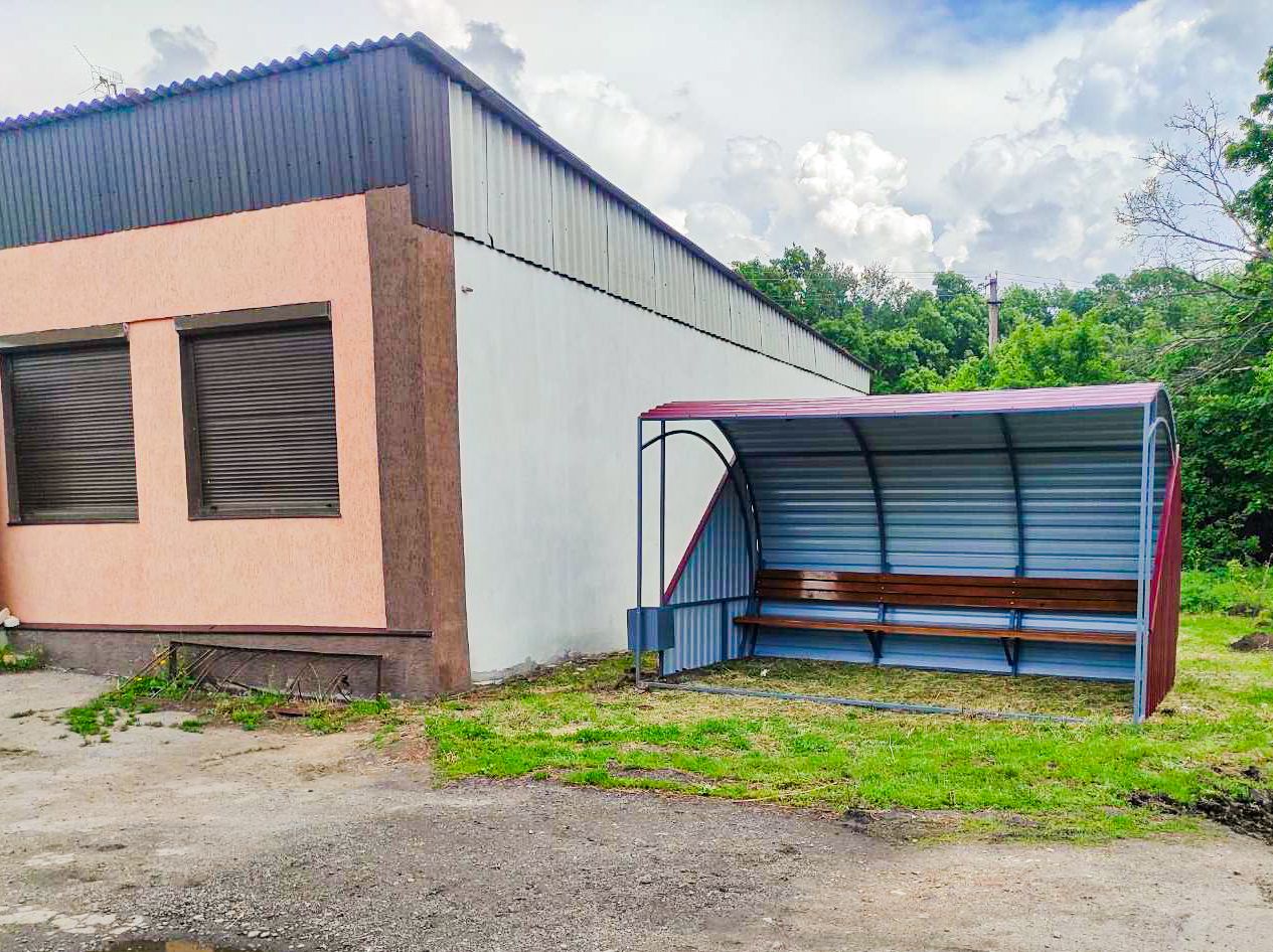 Джерело: Нововодолазька селищна рада В селі на Нововодолажчині зусиллями громадськості і донорів встановлено автобусну зупинку на порталі Gromada Group