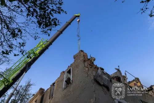 Наслідки ранкового влучання російського КАБа в Харкові: дев'ять поранених і один загиблий на порталі Gromada Group