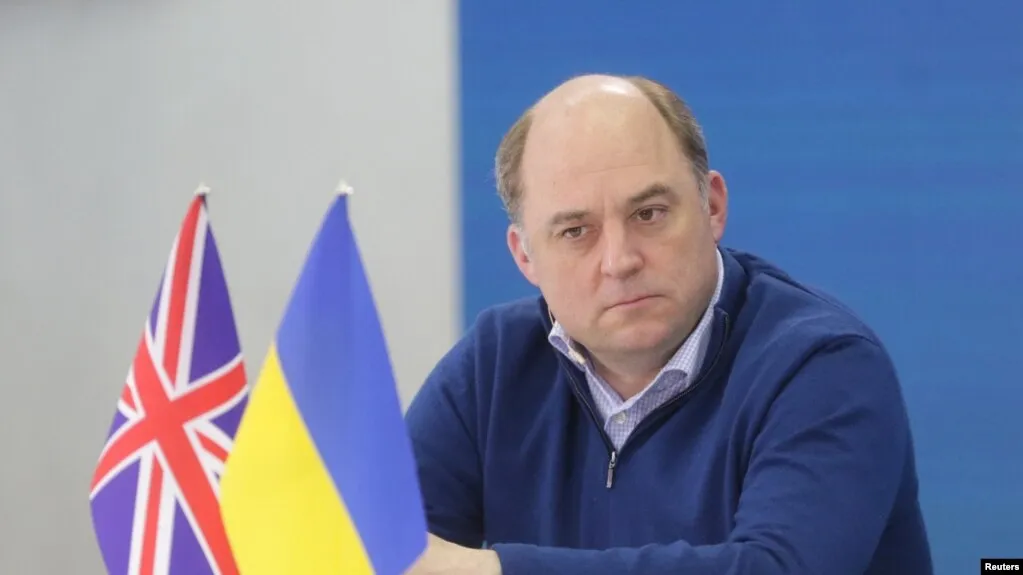 Екс-міністр оборони Британії Бен Уоллес закликав «збудувати високий тюремний паркан» навколо росії на порталі Gromada Group