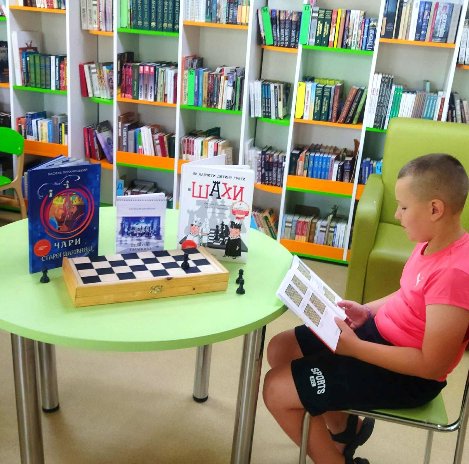 Нововодолазька Дитяча библіотека пропонує юним читачам підбірку книг про шахи на порталі Gromada Group