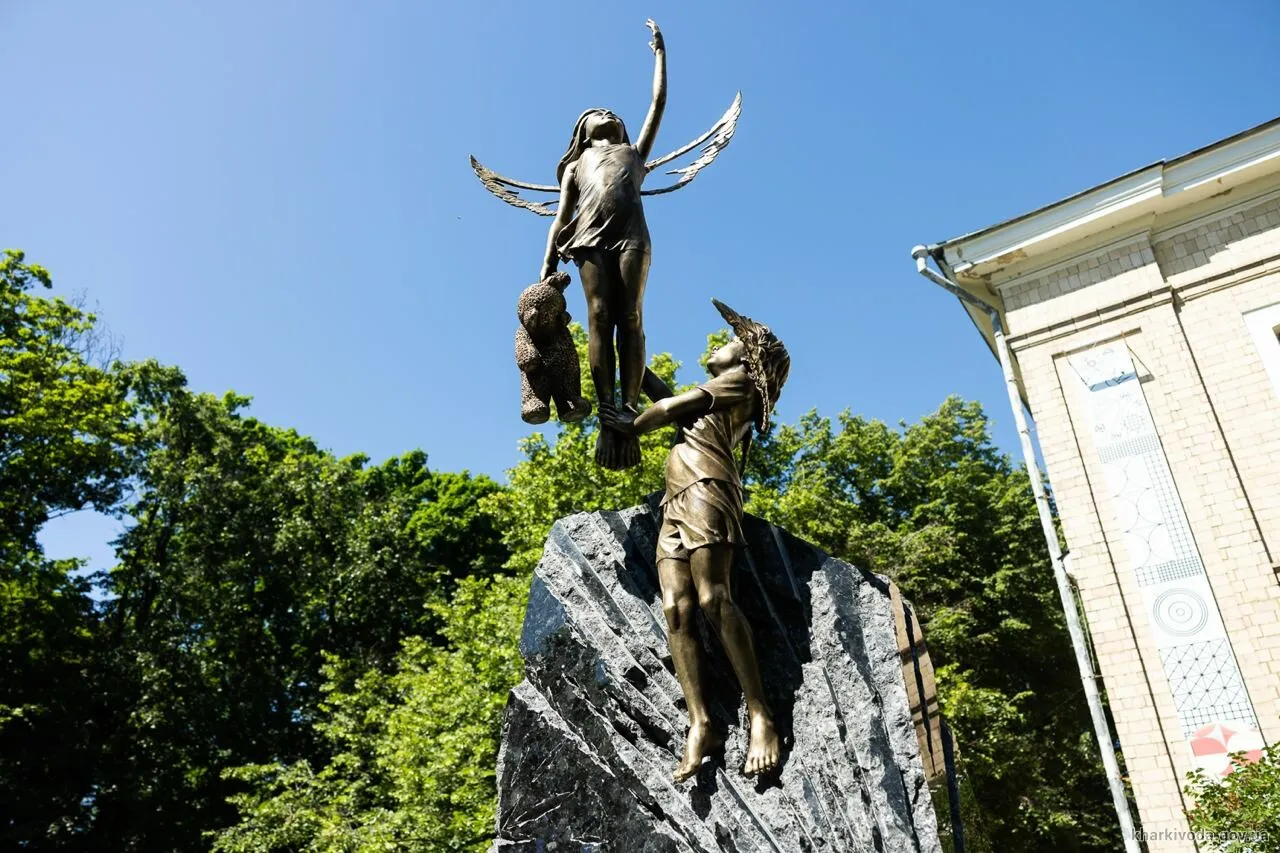 Пам'ятник дітям загиблим у Харкові через російську агресію. Фото з відкритих джерел «Їх убила росія». Справедливий надпис з'явився біля пам‘ятника дітям загиблим у Харкові через російську агресію (ВІДЕО) на порталі Gromada Group