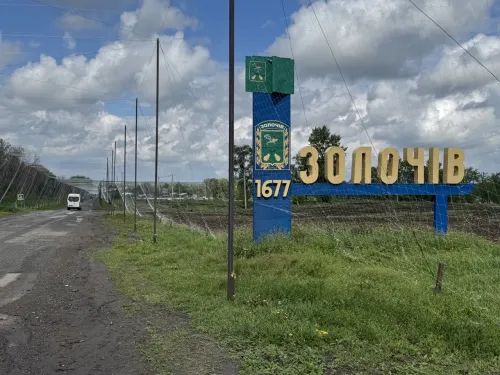 На Золочівщині поранену жінку готують до евакуації: швидка вже не доїжджає до села