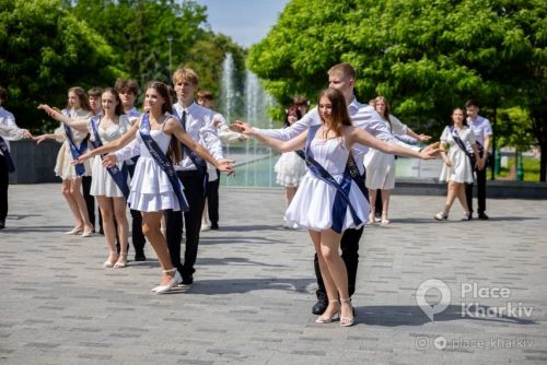 Харків весняний: в саду  Шевченка учні танцюють шкільний вальс (ФОТО) на порталі Gromada Group