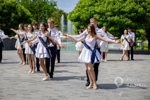 Харків весняний: в саду  Шевченка учні танцюють шкільний вальс (ФОТО) на порталі Gromada Group