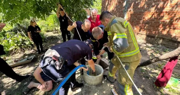 Фото ДСНС Харківщини На Харківщині рятувальники та поліцейські врятували 4-річного хлопчика, який впав у колодязь на порталі Gromada Group