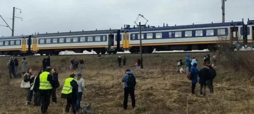 Літній сезон традиційно вважається піковим часом для відпусток та поїздок, через що пасажиропотік на залізниці суттєво зростає. У період активного відпочинку та постійних переїздів мешканцям та гостям Валківщини нагадують про критичну важливість дотримання правил безпеки під час повітряних тривог, адже об'єкти транспортної інфраструктури залишаються зоною підвищеного ризику.