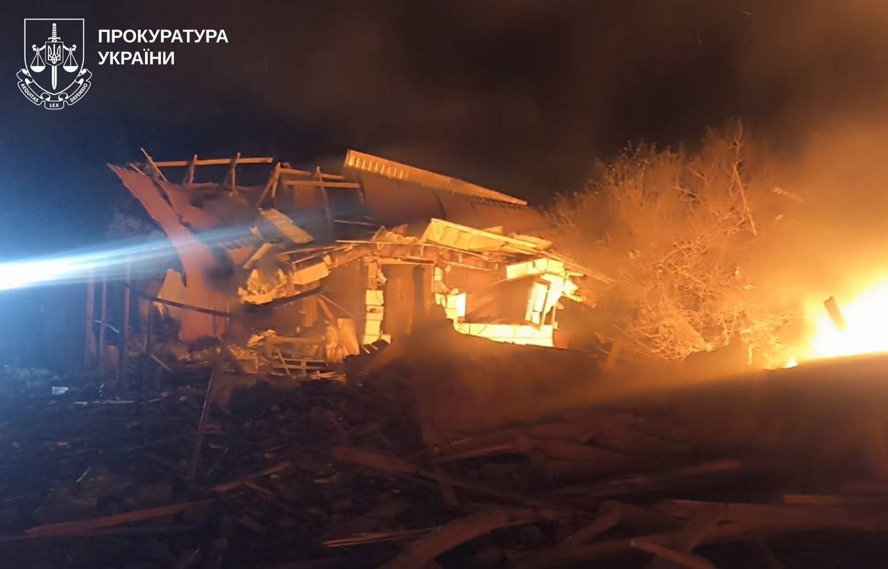 Чергова трагічна ніч для Чугуївщини: російські БпЛА забрали життя двох жінок у Леб’яжому, є поранені - фото 1