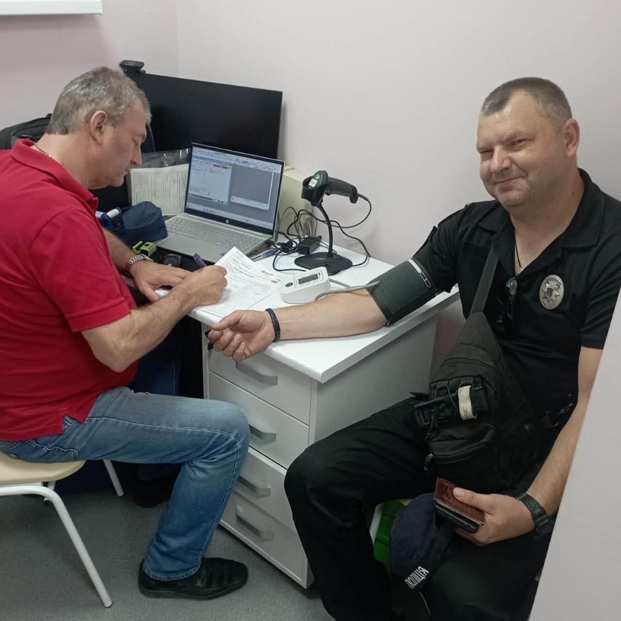 У Чугуєві 78 мешканців, зокрема поліцейські, здали кров для порятунку поранених та хворих - фото 4