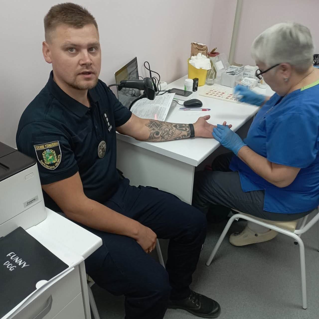 У Чугуєві 78 мешканців, зокрема поліцейські, здали кров для порятунку поранених та хворих - фото 1