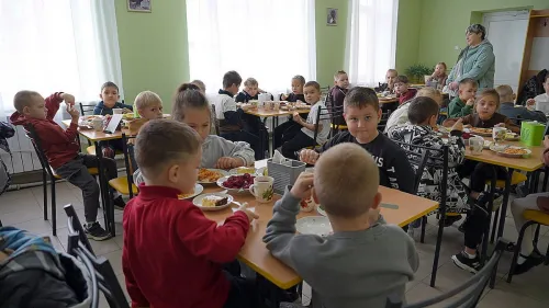 У Берестинській громаді навчальний процес організували у змішаному форматі. Діти навчаються в безпечних просторах – протирадіаційних чи найпростіших укриттях. В одному з місцевих ліцеїв безкоштовними гарячими сніданками забезпечують 522 учні 1-11 класів, повідомив начальник Харківської ОВА Олег Синєгубов.