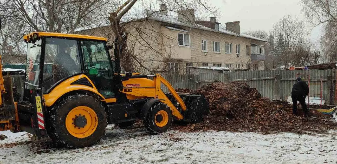 Фото Валківської міськради Як повідомила адміністрація дитячого дошкільного закладу, прилегла до садочка територія велика. На дитячих майданчиках росте багато величезних старих дерев, посаджених і вирощених ще минулого тисячоліття. Тому й опалого листя збирається дуже багато.