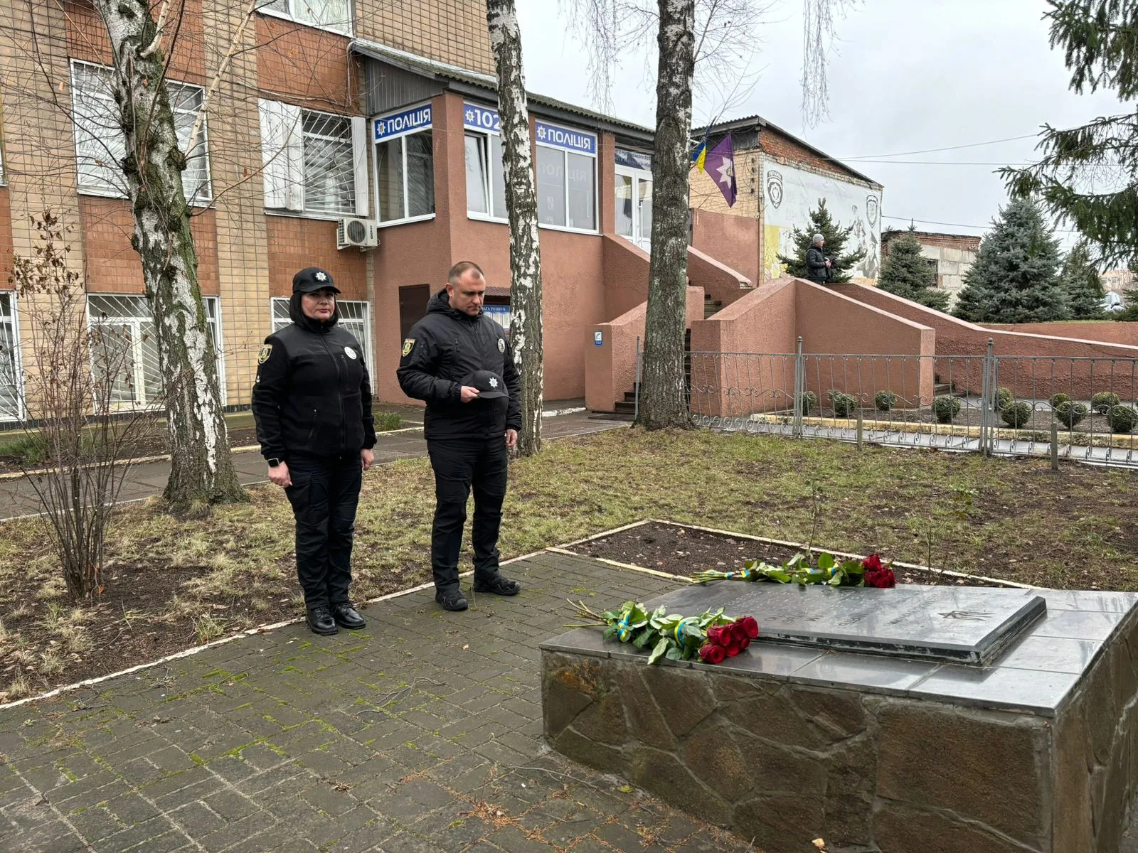 Фото: фейсбук / Поліція Зміївщини У Змієві поліцейські вшанували пенсіонерів та ветеранів МВС на порталі Gromada Group