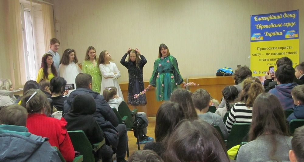 Санта Клаус підмінив Святого Миколая в казковій виставі для дітей Охматдиту на порталі Gromada Group