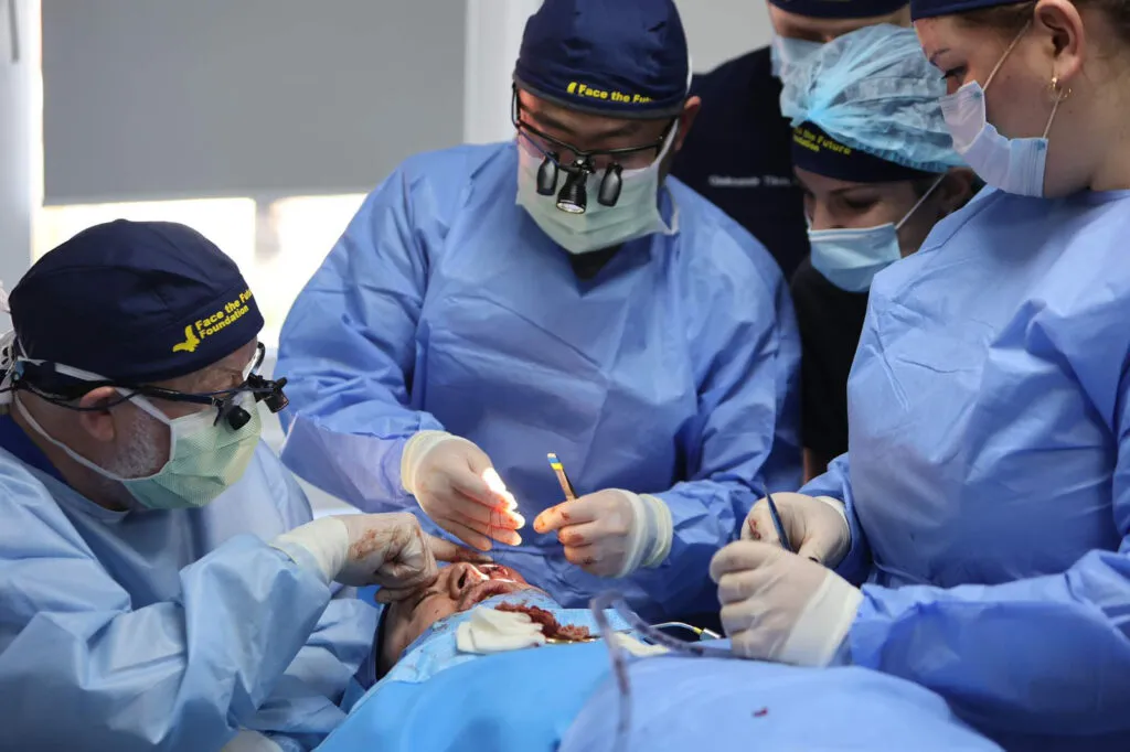 International mission invites patients with facial injuries to receive free plastic surgery at the Gromada Group Media