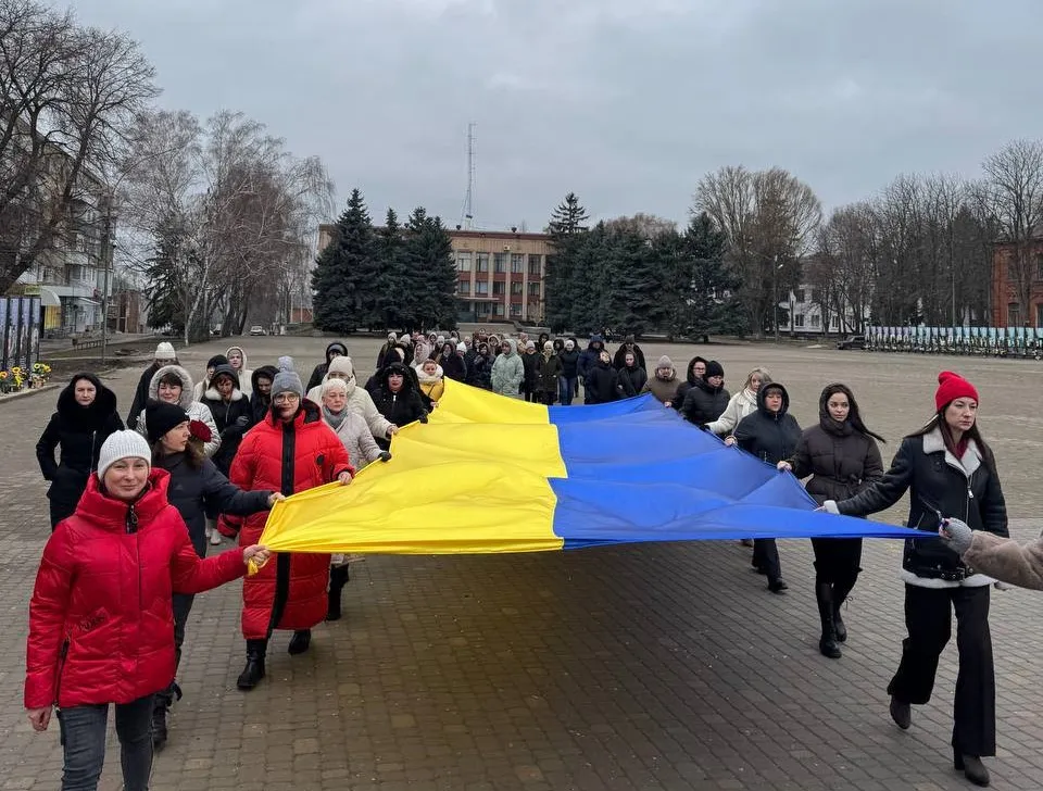 Фото КЗ "Будинок культури" Берестинської міської ради У Берестині в День Соборності України пройшла урочиста хода з величезним Державним прапором: ФОТО на порталі Gromada Group