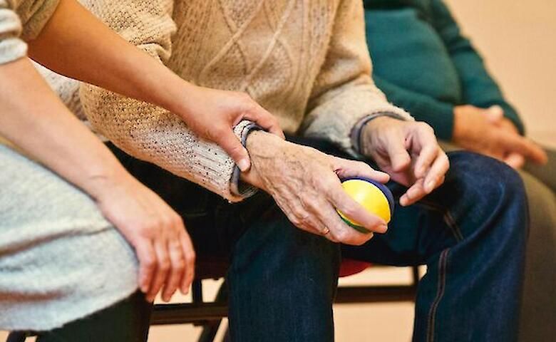 Ілюстративне фото Зміївська міська рада інформує, що люди похилого віку та особи з інвалідністю з числа ВПО можуть безкоштовно отримати деякі соціальні послуги на порталі Gromada Group