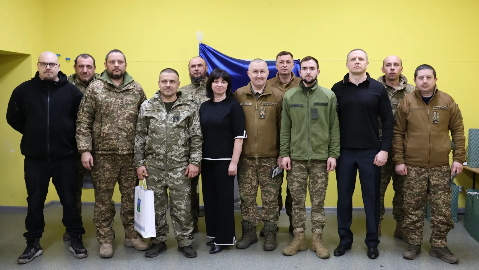 За дорученням начальника Дергачівської МВА, радник міського голови Ігор Нікольченко нагородив військовослужбовців мобільно-вогневих груп Збройних сил України подарунками та медалями міської військової адміністрації.