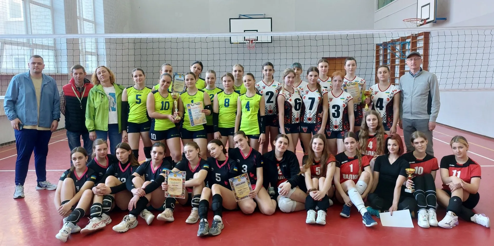 Фото Валківської міської ради Напередодні Великодня, 19.04.25 р., у Валках відбувся Кубок з класичного волейболу серед дівчат 2008 року народження та молодших Валківської МТГ Харківської області!