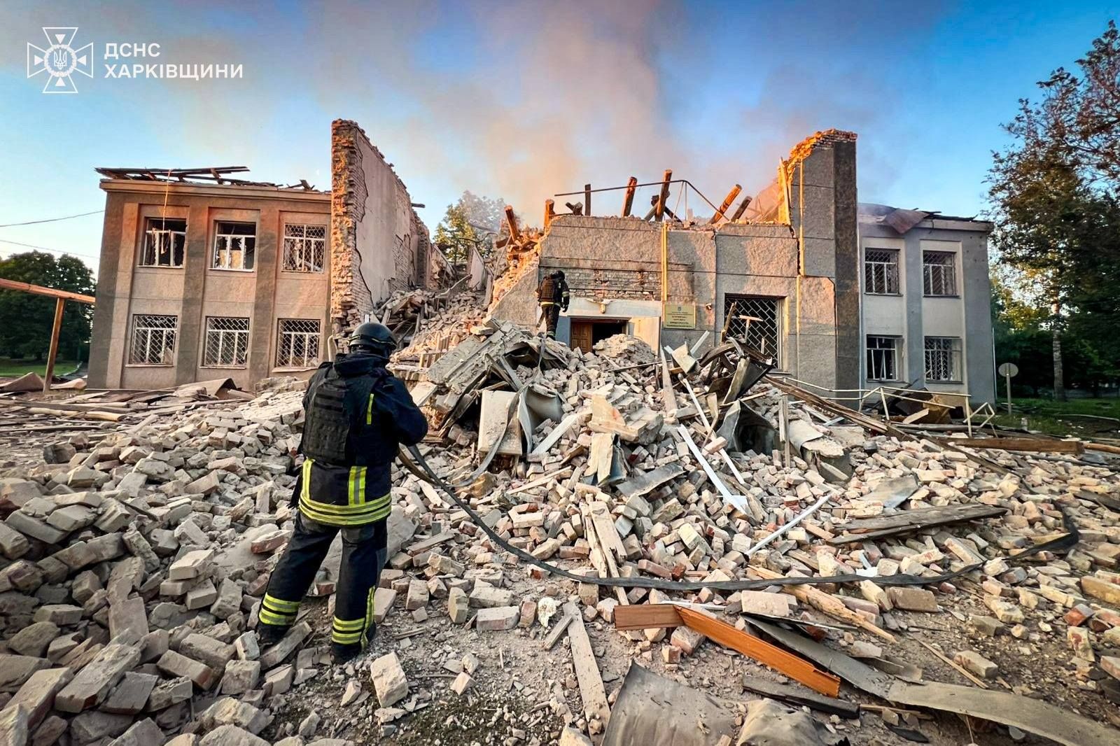 Фото: ДСНС Харківщини У Великому Бурлуці ворожі «герані» влучили у приміщення підприємства і адміністративну будівлю на порталі Gromada Group